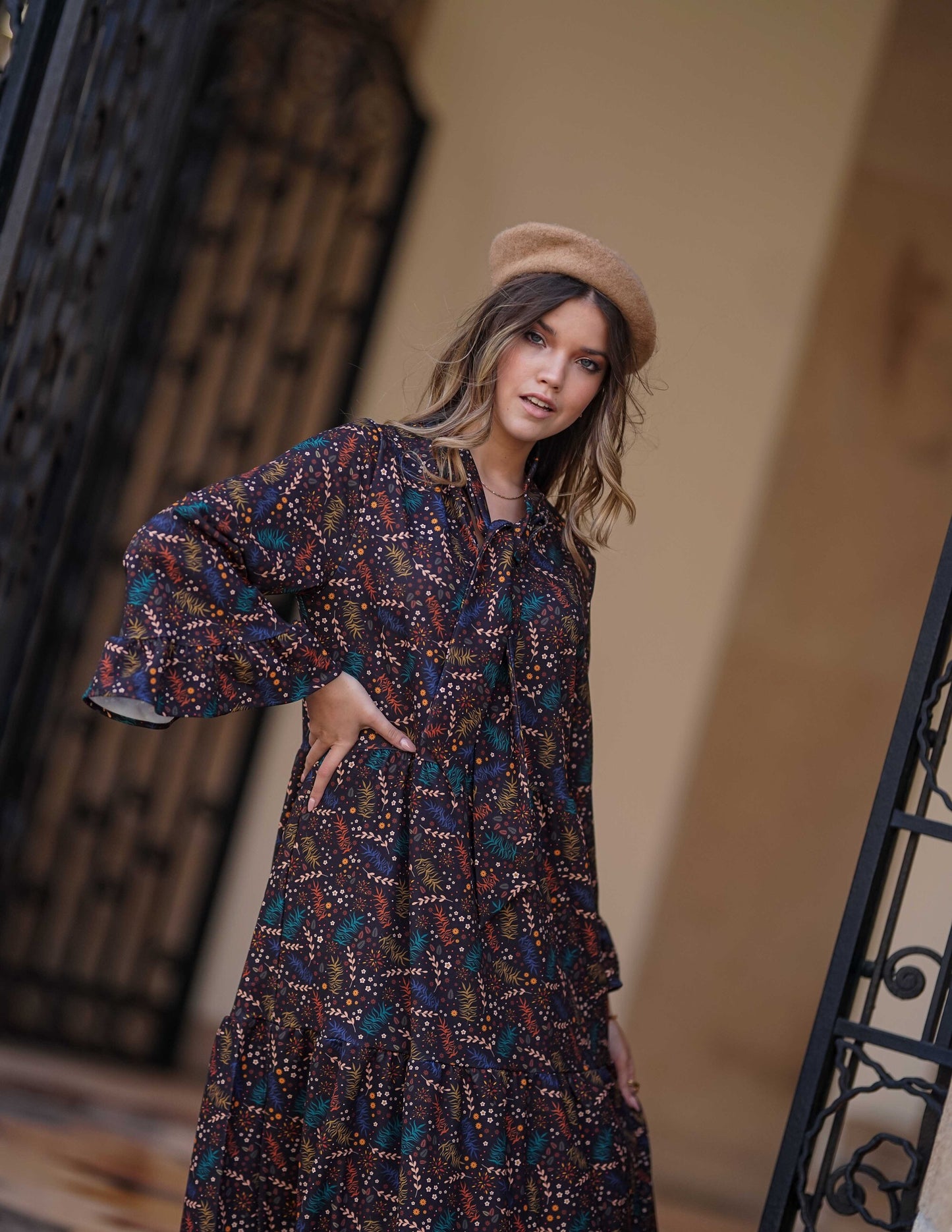 Vestido com laço no decote