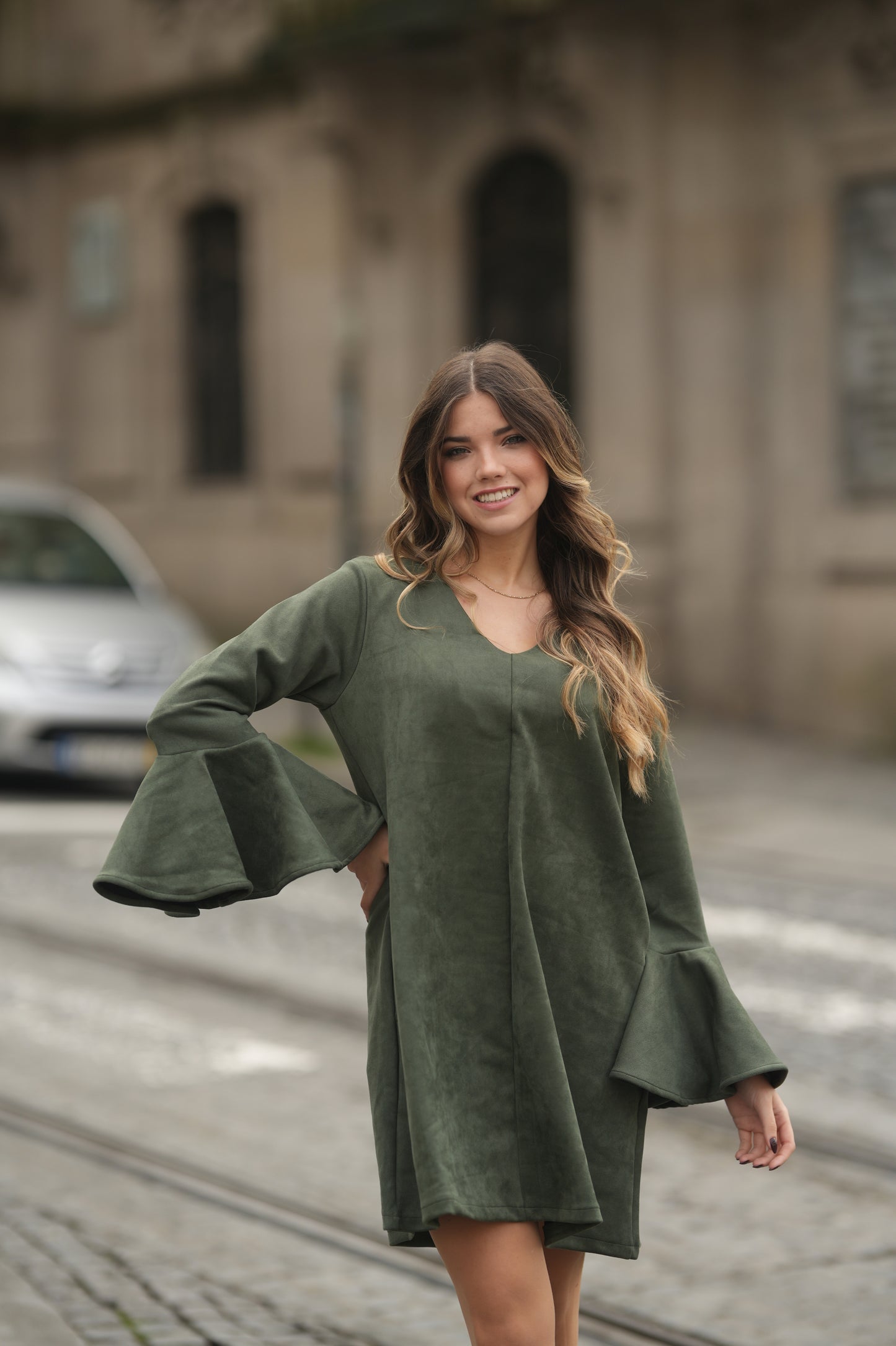 Vestido curto manga com folho