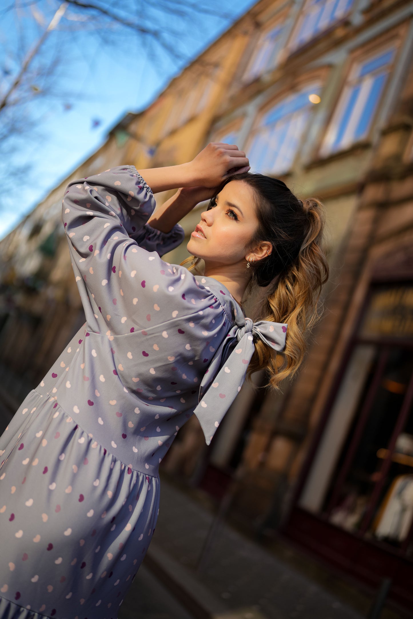 Vestido comprido com laço atrás estampado corações