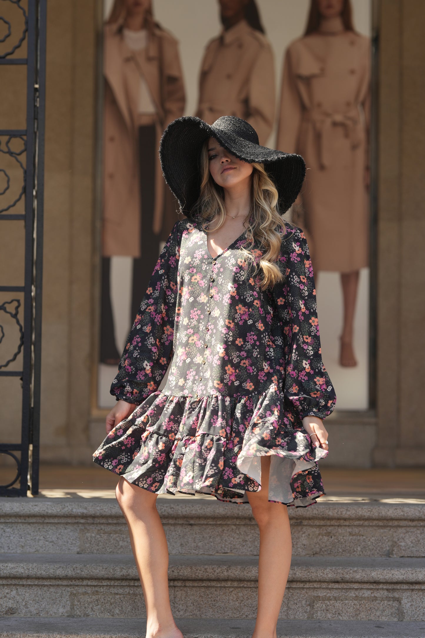 Vestido curto com estampado floral