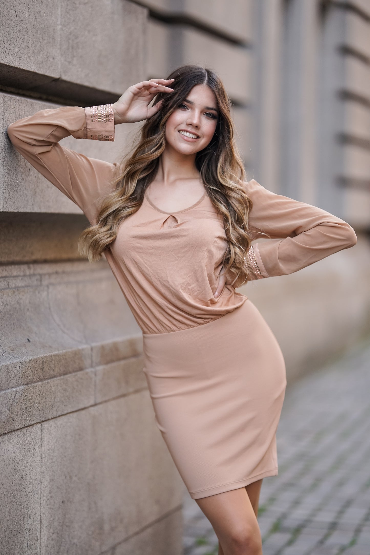 Vestido justo com apliques