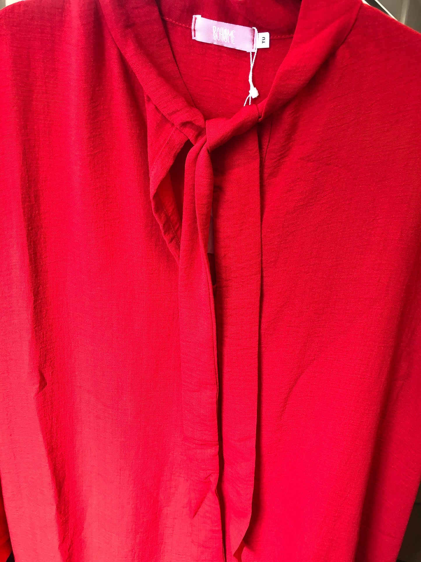 Vestido com laço no decote