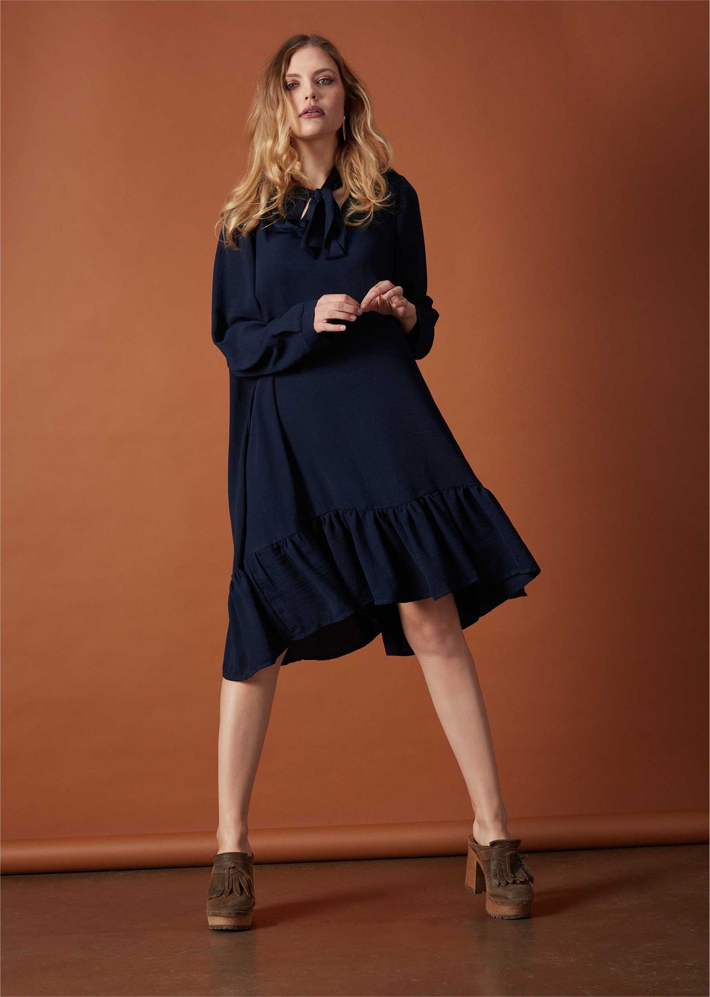 Vestido com laço no decote