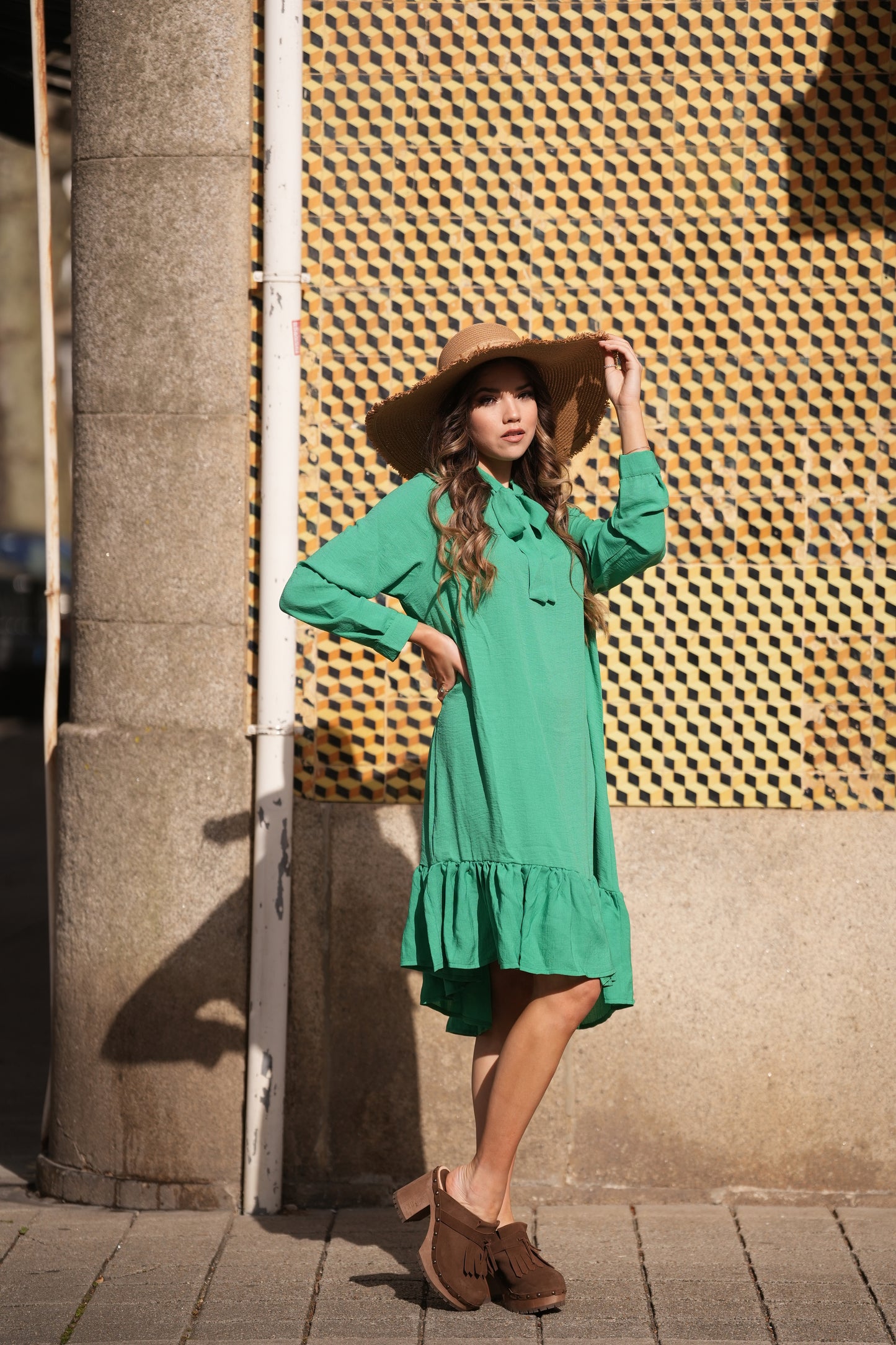 Vestido com laço no decote