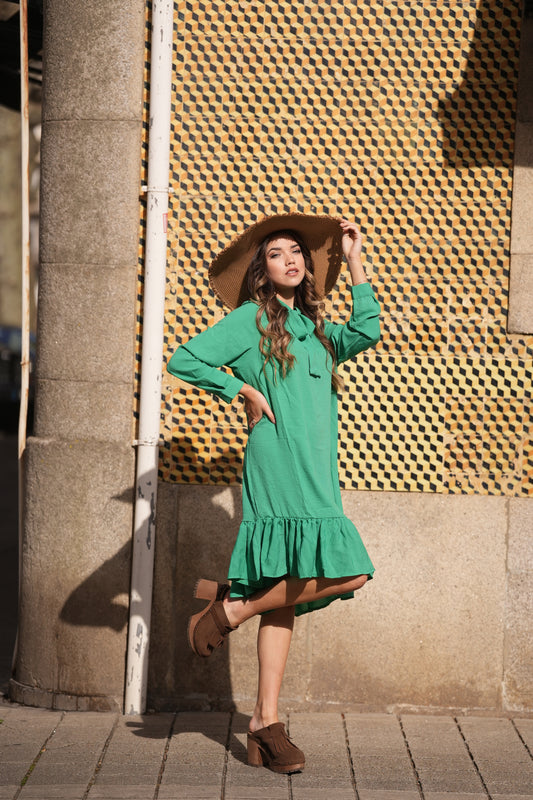 Vestido com laço no decote