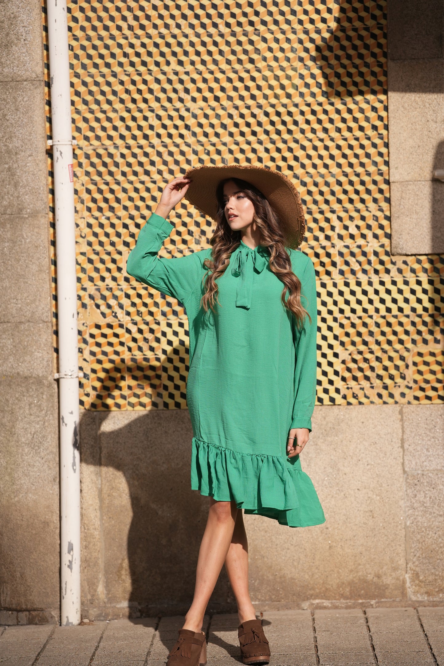 Vestido com laço no decote