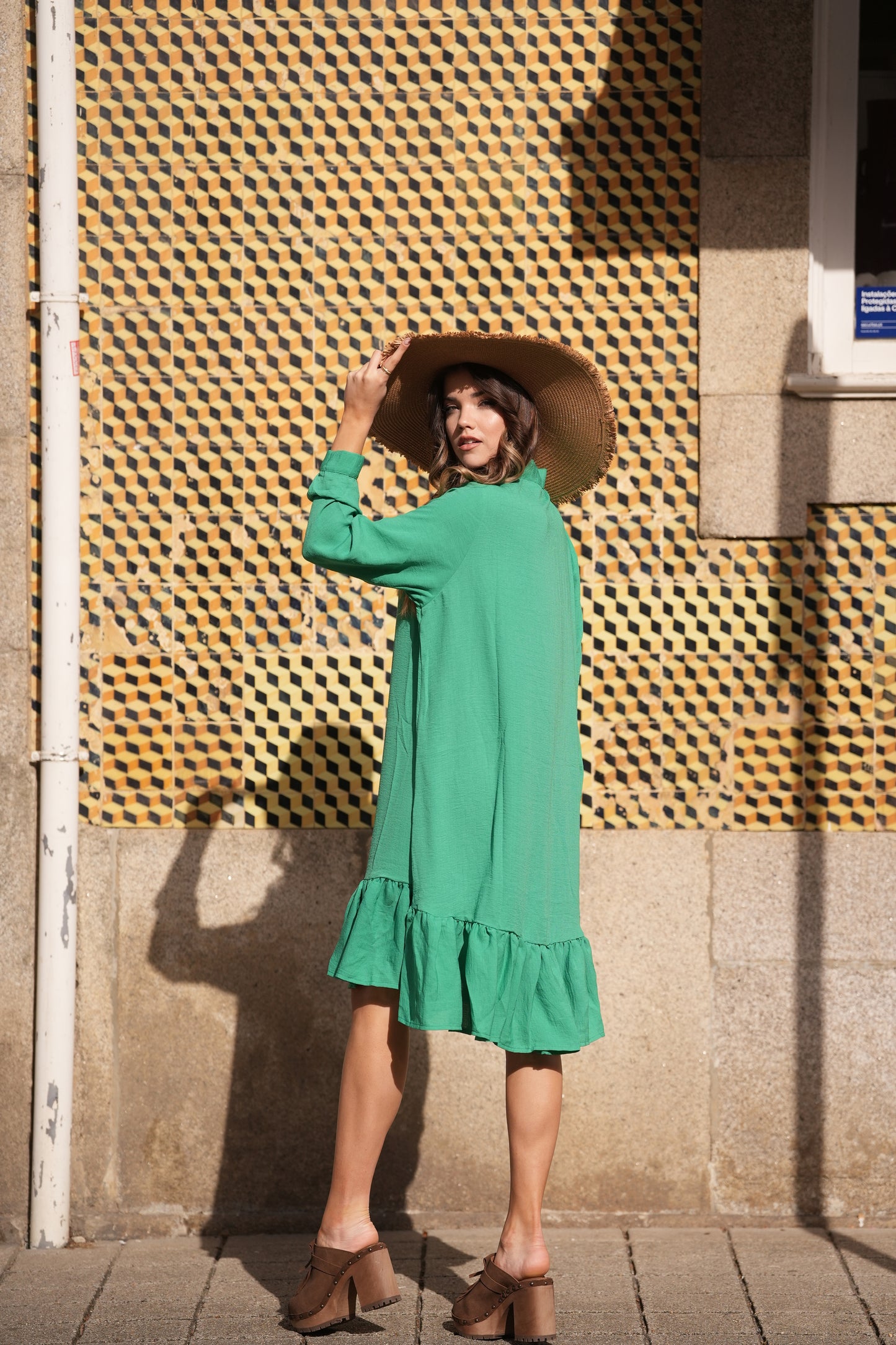 Vestido com laço no decote