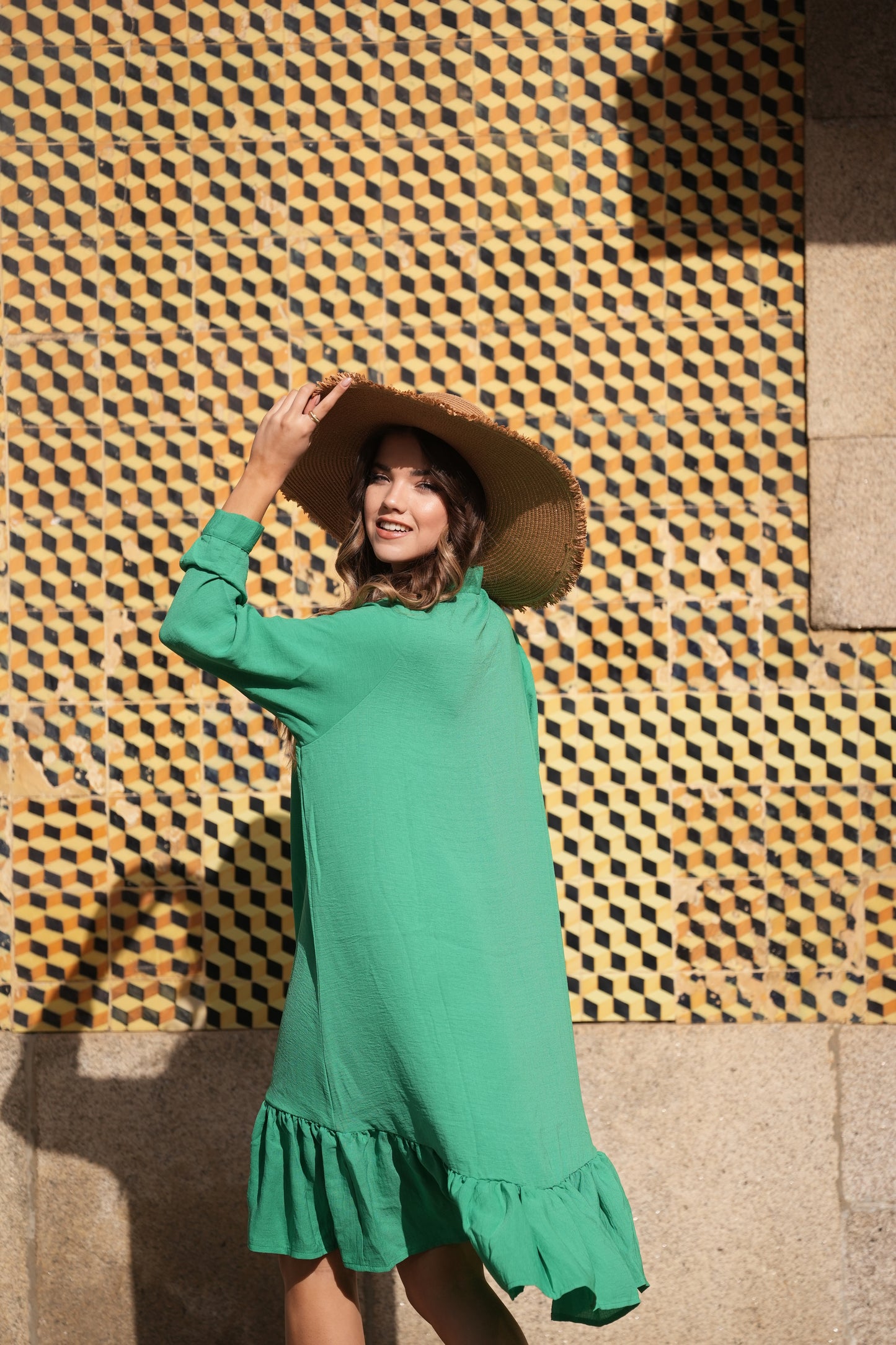 Vestido com laço no decote
