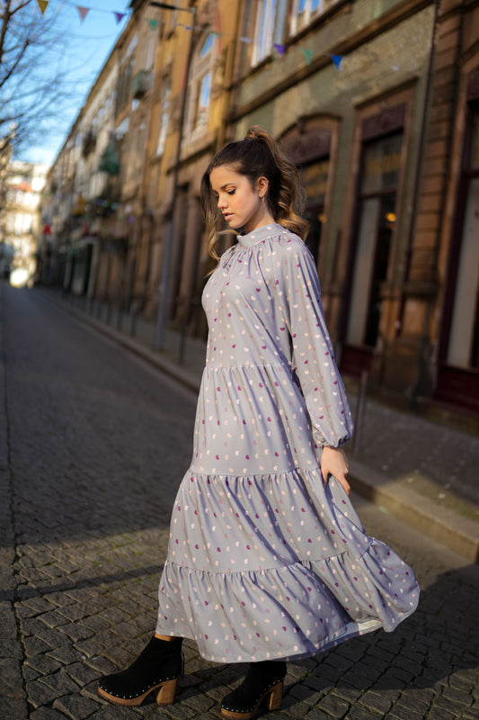 Vestido comprido com laço atrás estampado corações