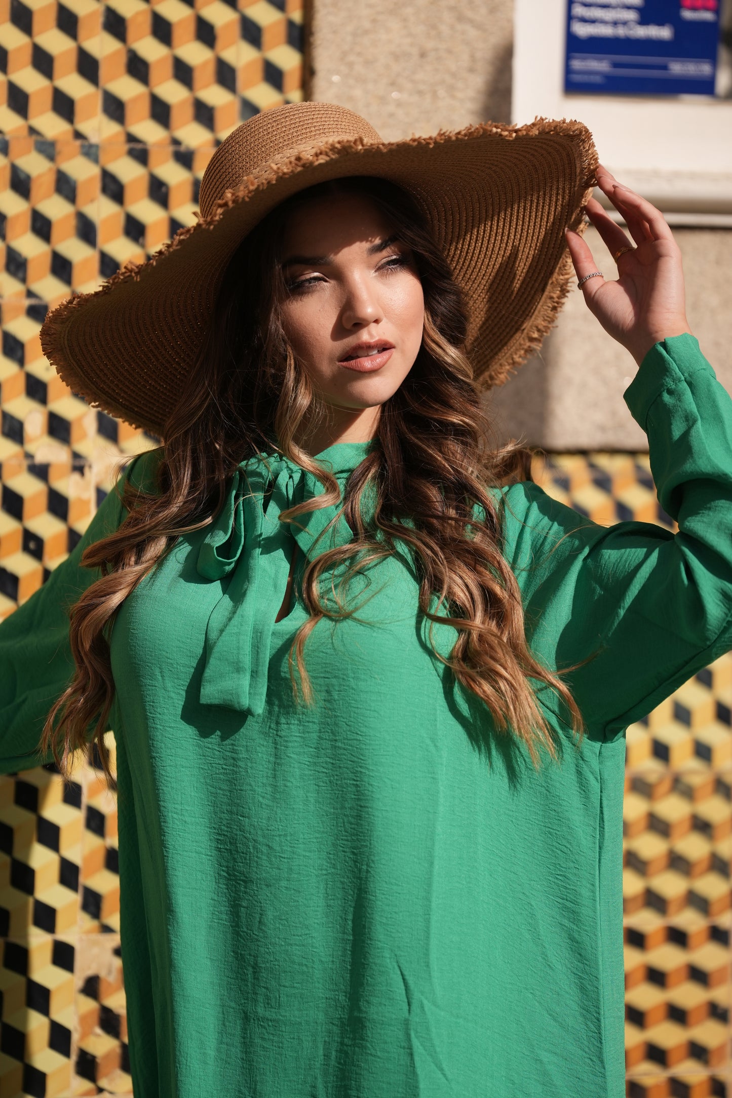 Vestido com laço no decote