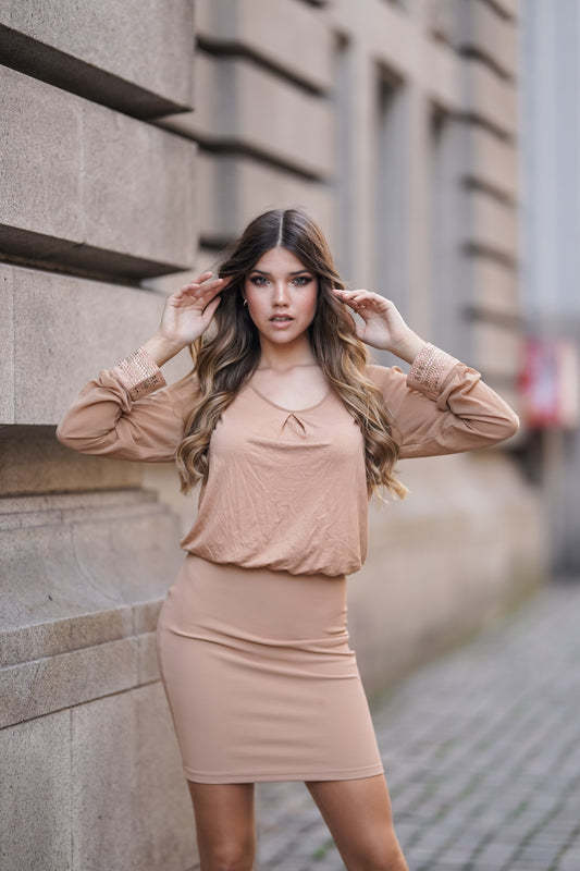 Vestido justo com apliques
